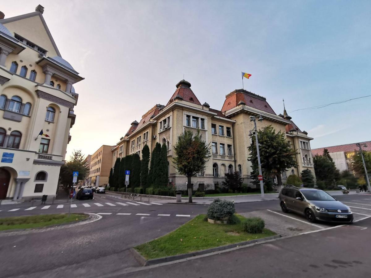 Youth Central Apartment Targu-Mures Bagian luar foto